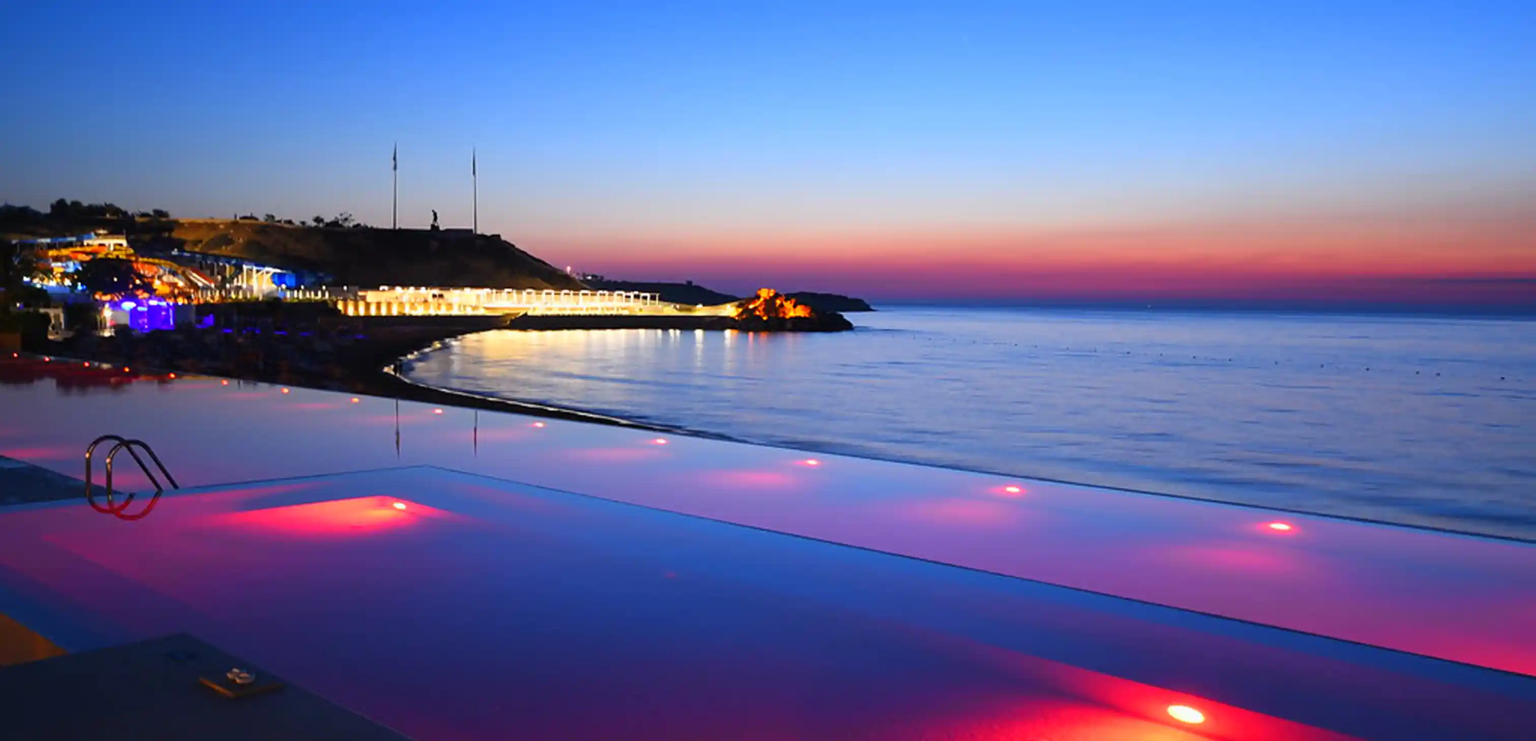 Infinity-Pool — Ein einzigartiges Schwimmerlebnis, das mit dem Meer verschmilzt