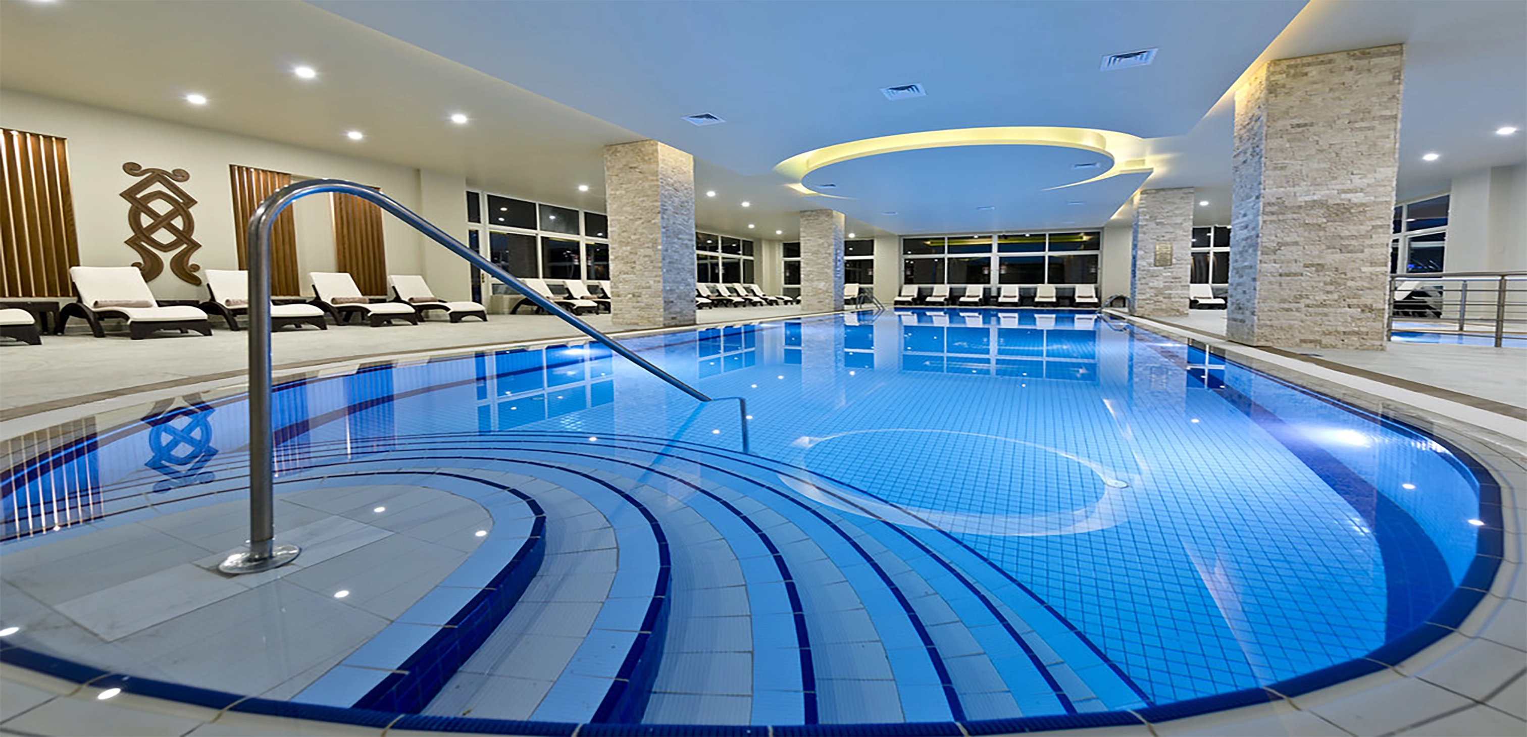 Beheiztes Hallenbad — Im Wasser bleiben, egal wie das Wetter ist