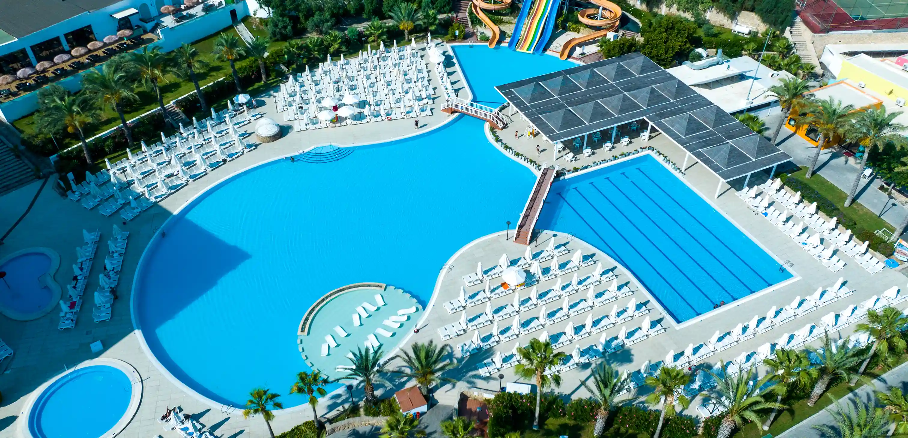 Großer Pool — Der Hauptpool voller grenzenloser Unterhaltung
